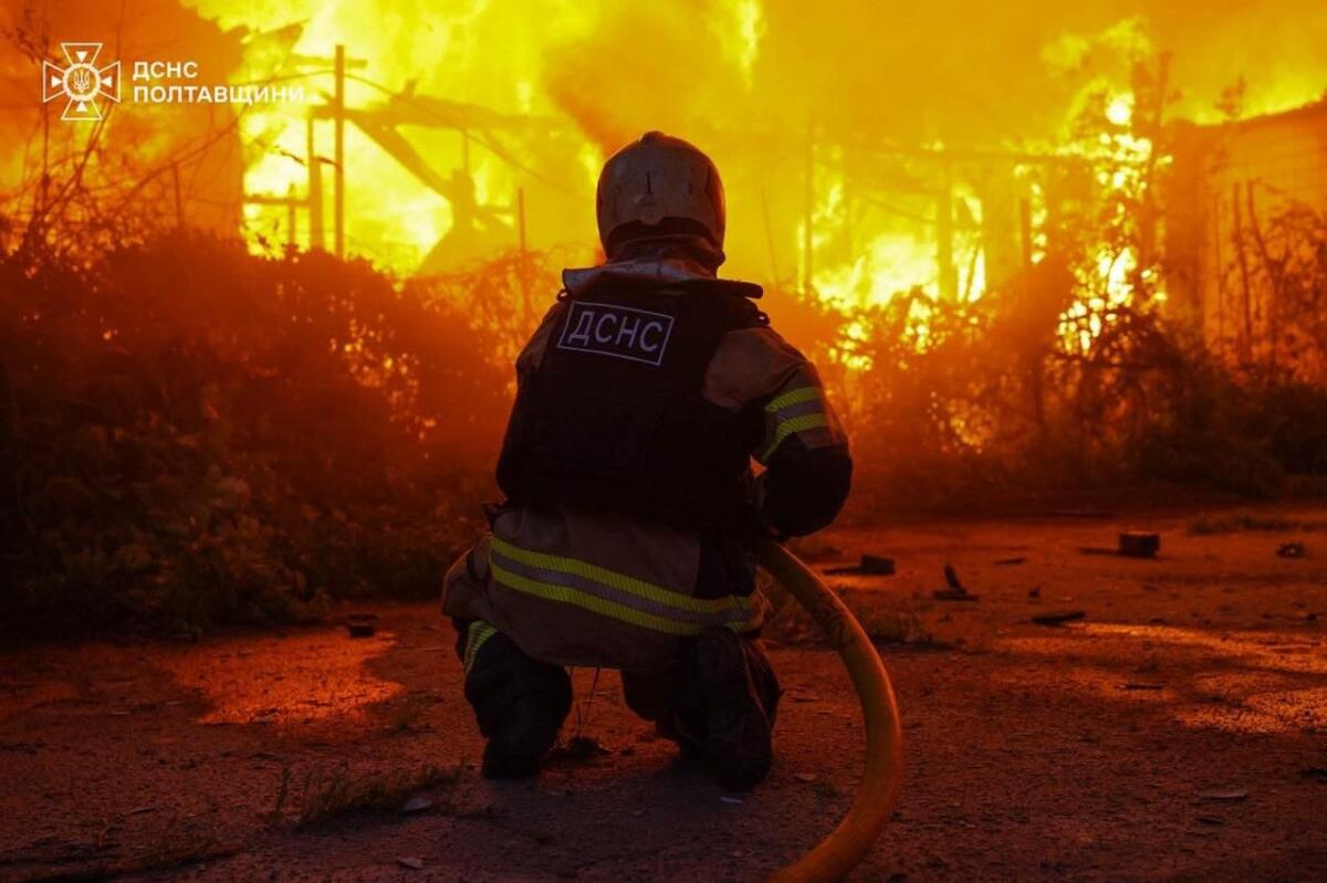 Внаслідок російських атак на Полтавщині виникли пожежі: дві людини загинули, серед поранених є діти