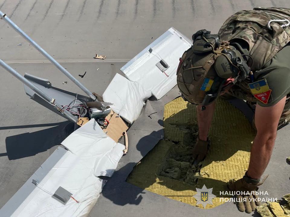 Російський дрон, що застряг на даху будинку, знешкодили в Сумах (фото)