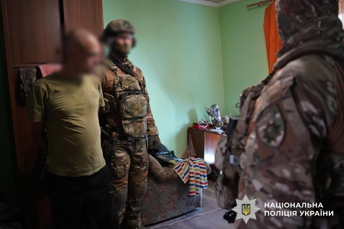 В Ужгороді провели спецоперацію з визволення жінки з дитиною, яких захопив у заручники озброєний чоловік (відео)