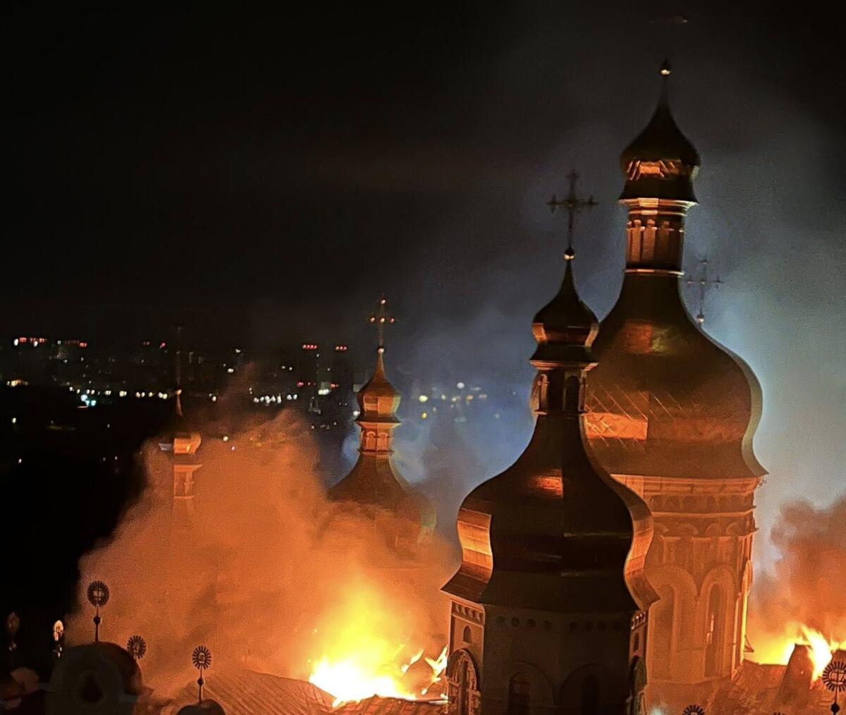 Внаслідок нічної атаки постраждала Києво-Печерська лавра: з пожежі рятували стародавні ікони та інші святині