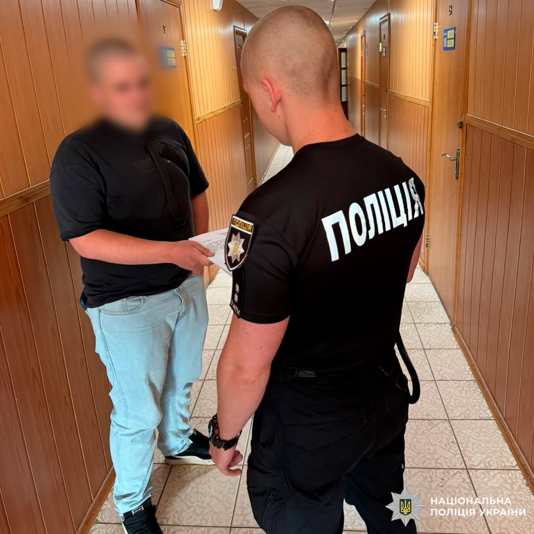 Зловмиснику, який витрачав кошти зі знайденої банківської картки, повідомили про підозру в Харкові