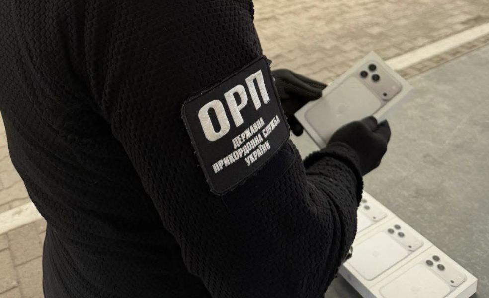 Партію незадекларованих смартфонів виявили українські прикордонники в пункті пропуску «Краківець»
