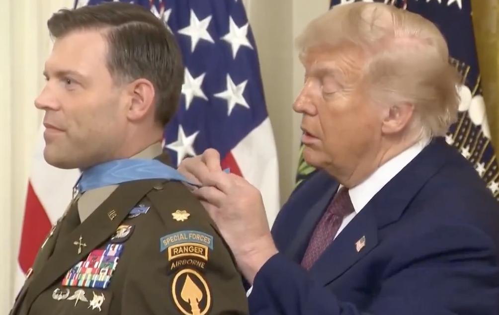 Трамп 40 секунд боровся з нагородою: курйоз під час вручення ветерану