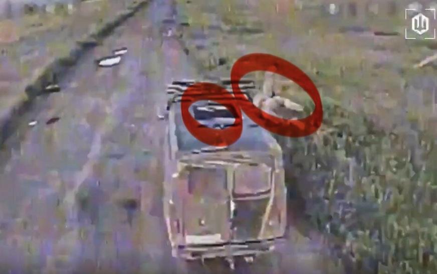 Українські захисники FPV-дроном уразили ворожу «буханку» під час руху дорогою