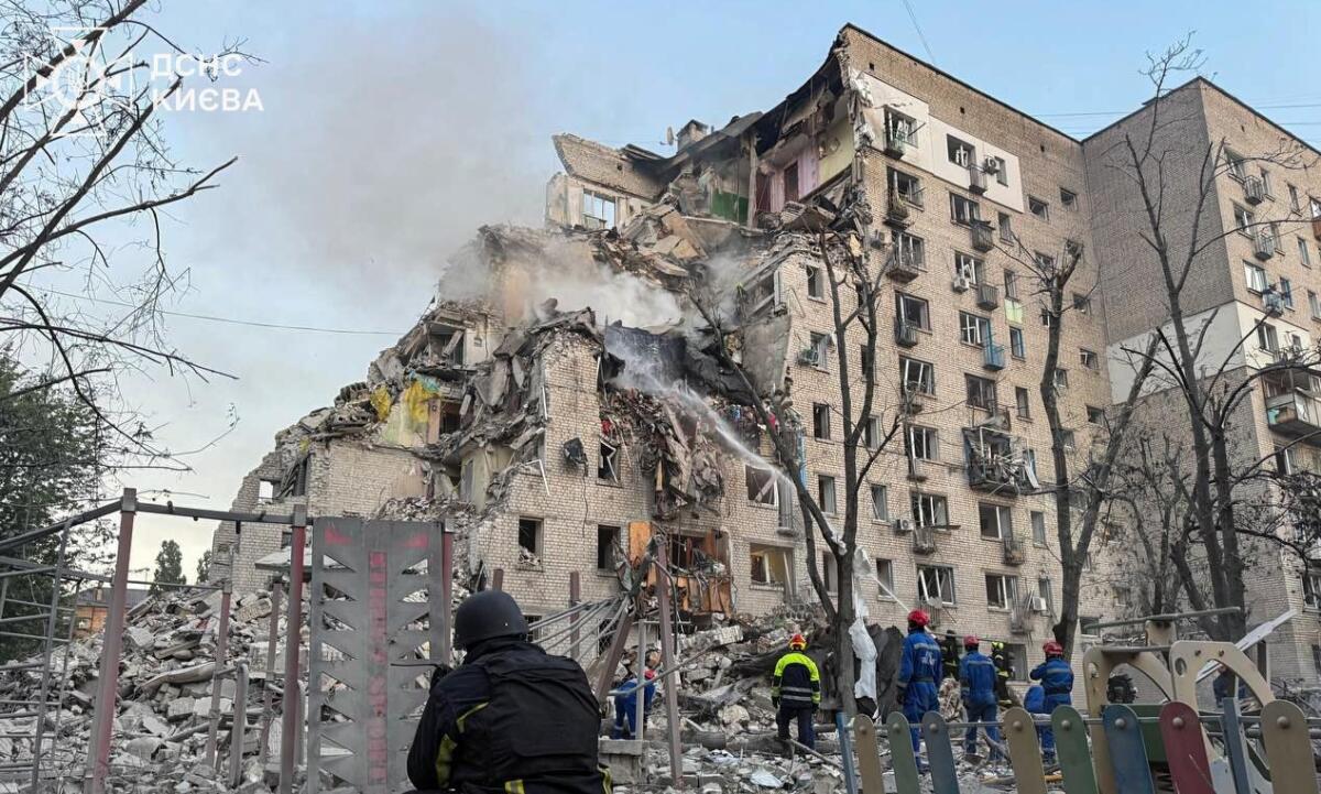 Один з українофобських каналів розганяє фейк, що у Києві українці самі підірвали багатоповерхівку, в яку влучила  російська ракета
