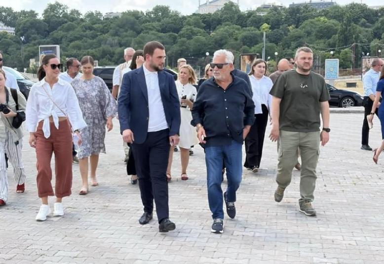 Одеський порт став одним із об’єктів, які відвідав колишній президент Польщі Александр Кваснєвський