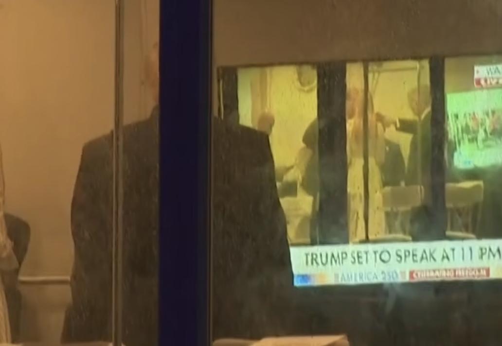 У мережі показали, як Трамп «спостерігав» за самим собою