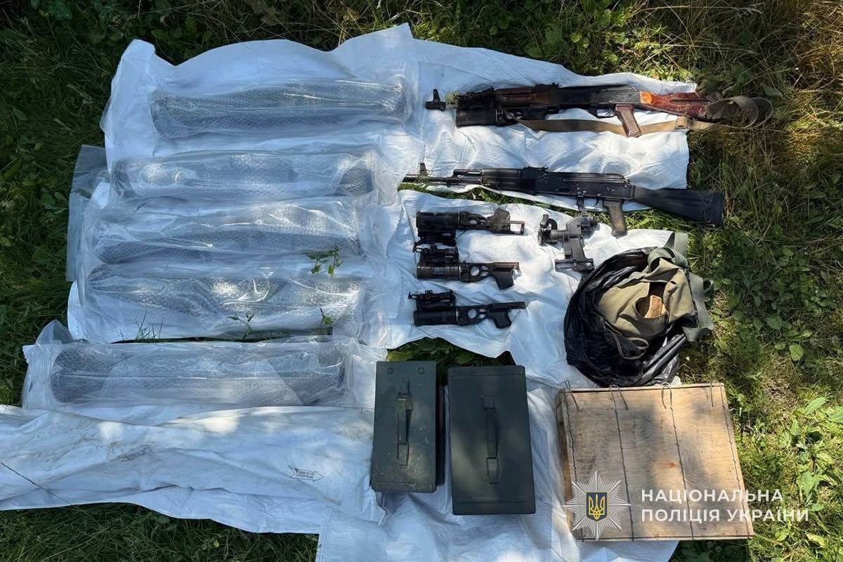 У Сумській області правоохоронці вилучили арсенал зброї, який складався з автоматів, гранатометів та набоїв