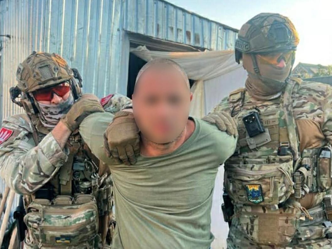 В Одесі група чоловіків у військовій формі та балаклавах проникла до приватного будинку: деталі