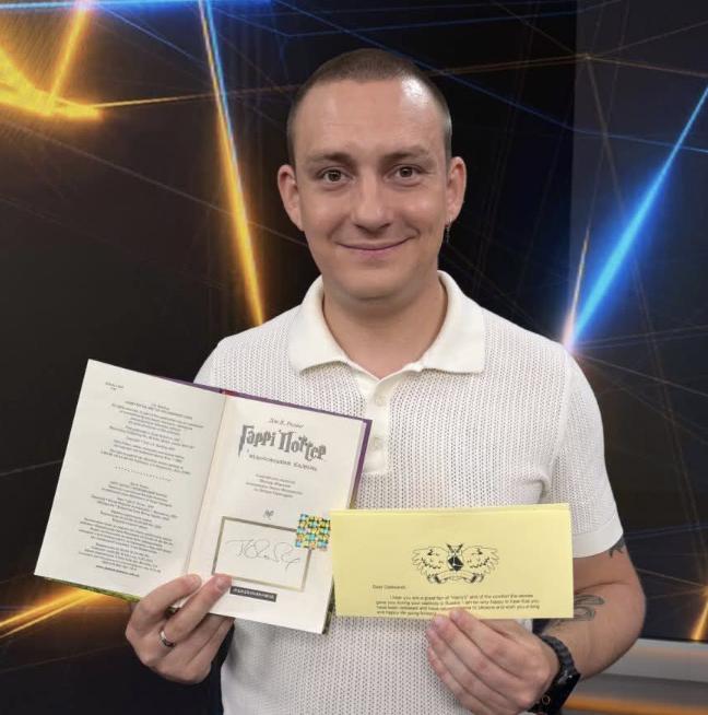 Джоан Роулінґ надіслала книгу з автографом українському морпіху, який чотири роки провів у російському полоні